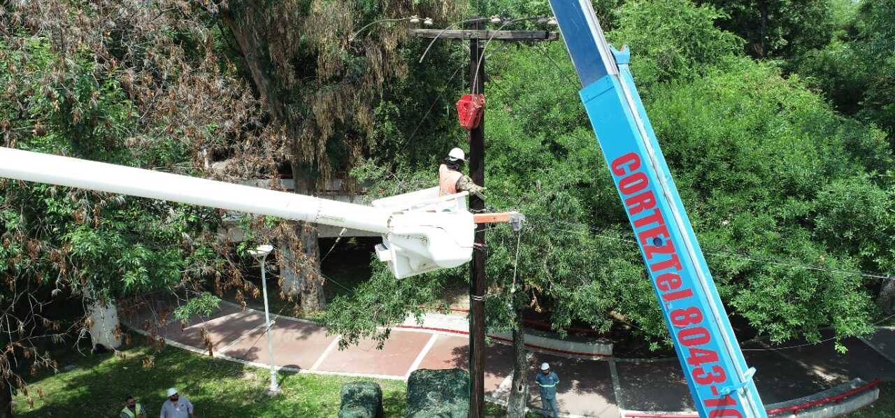 Retiran último poste de Calzada Del Valle