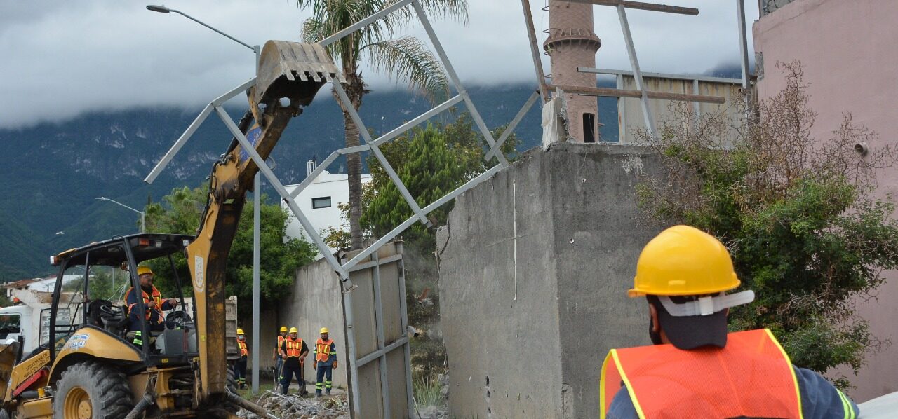 Demuelen barda que invadía espacio público desde 1994