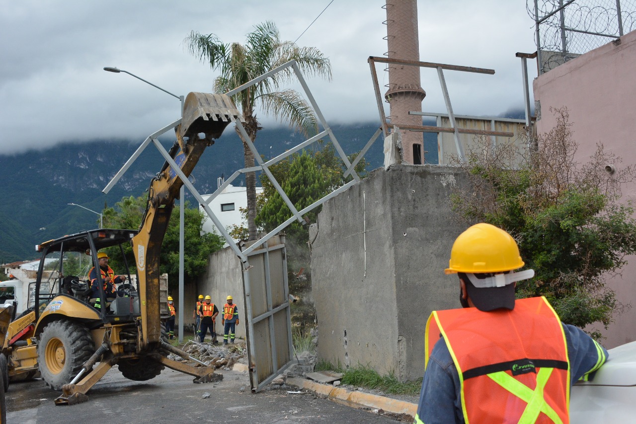 Demuelen barda que invadía espacio público desde 1994