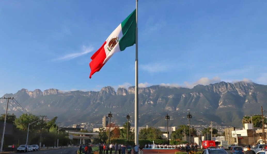 Iza San Pedro bandera en Miravalle