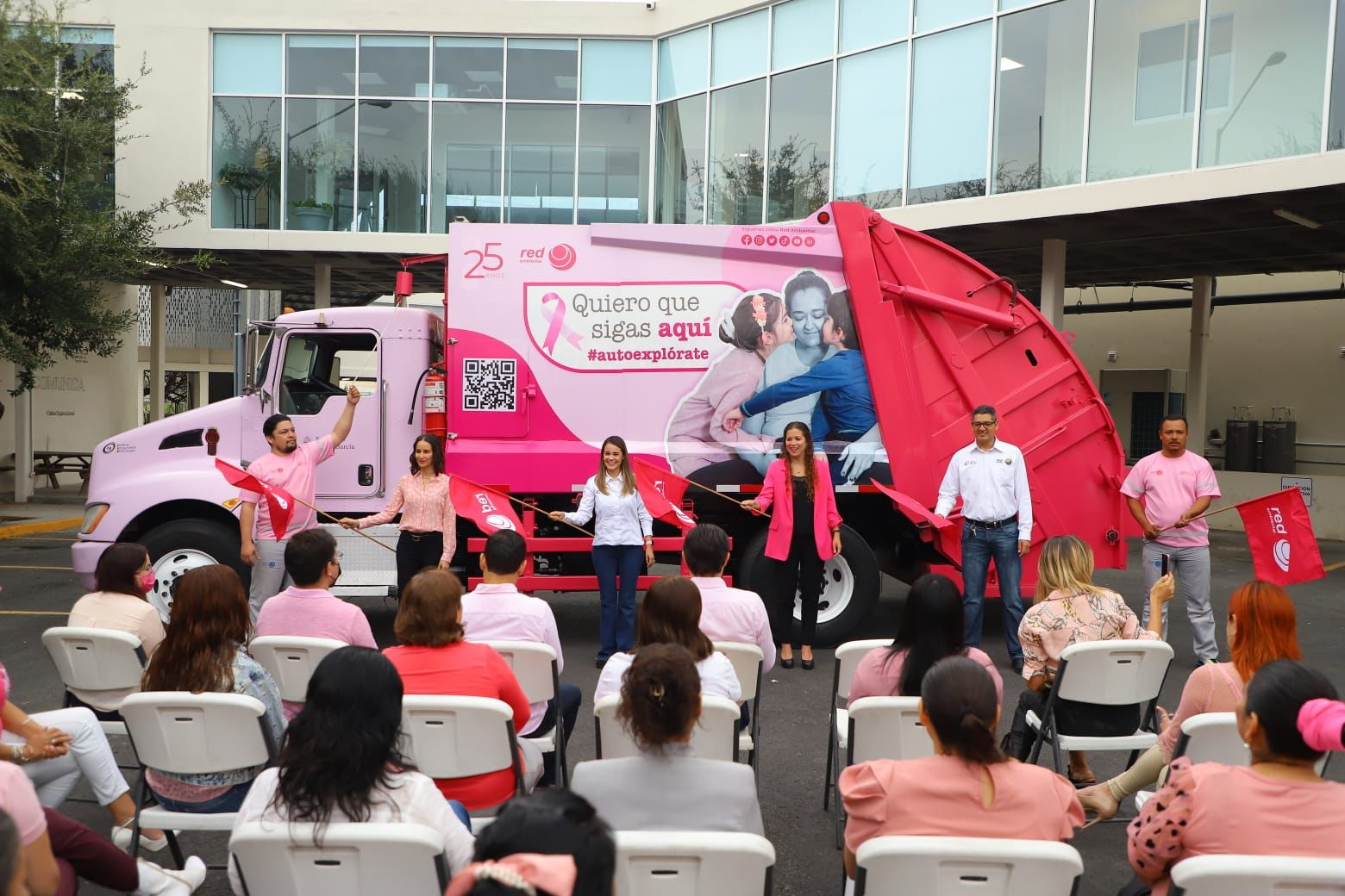 Concientizan sobre cáncer de mama con camión recolector