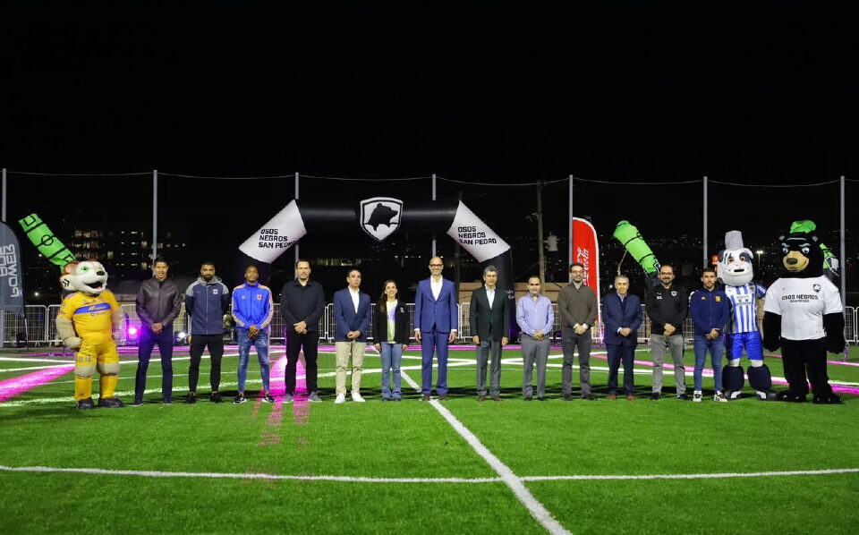 Inauguran nueva cancha de fútbol en el Parque Clouthier