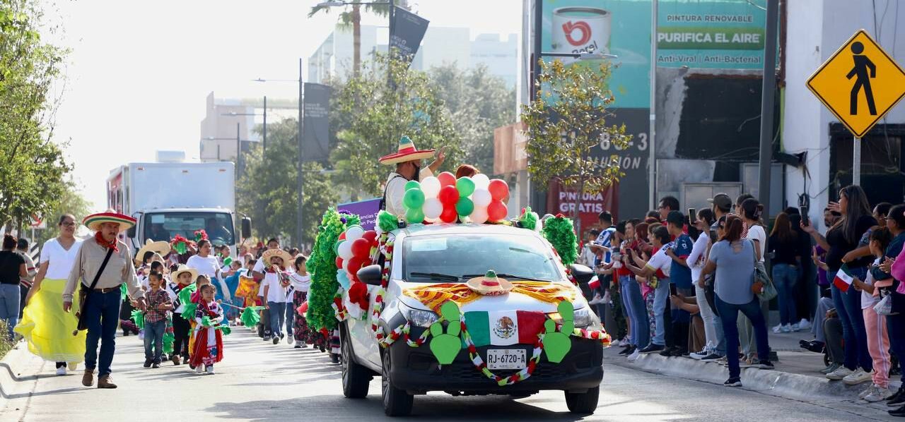 Disfrutan familias del desfile conmemorativo de la Revolución en San Pedro