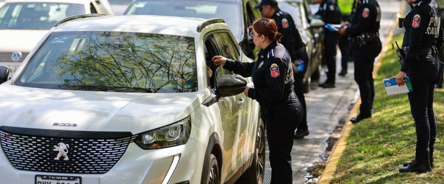Entregan Policías de San Pedro recomendaciones de seguridad a automovilistas 