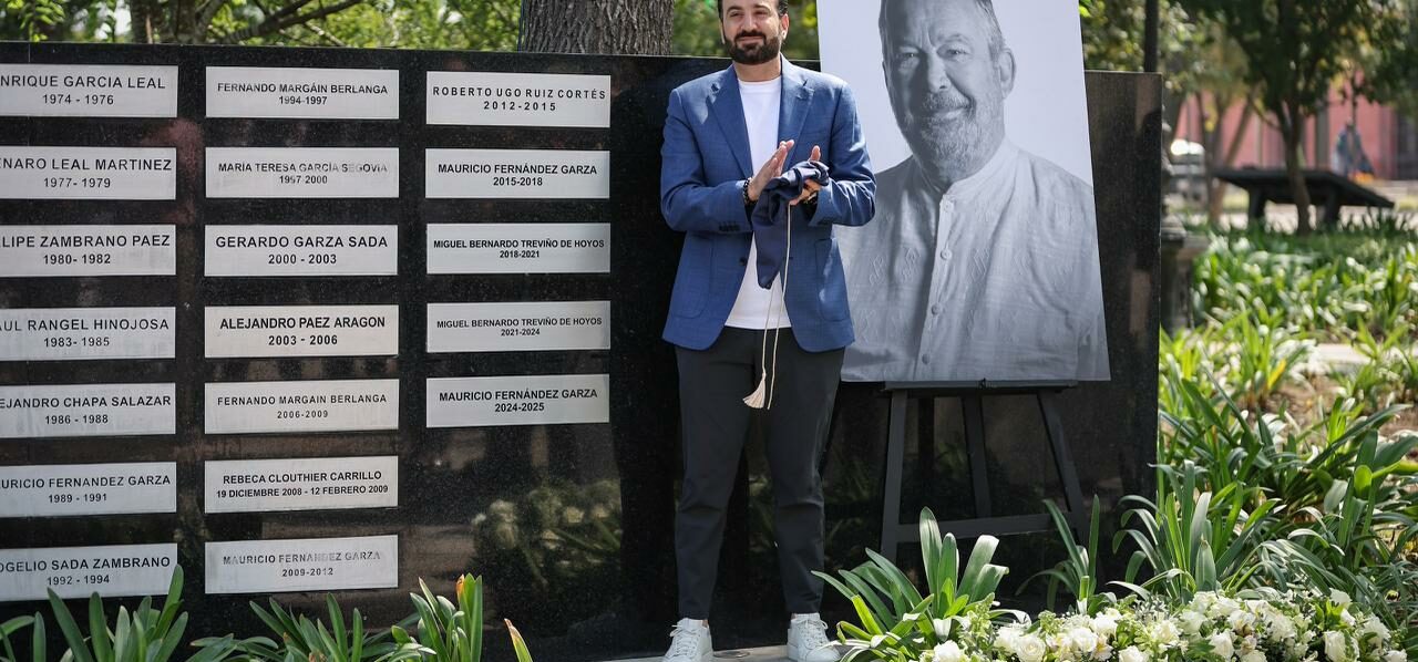 Devela San Pedro placa de Mauricio Fernández Garza en el monumento de Presidentes Municipales