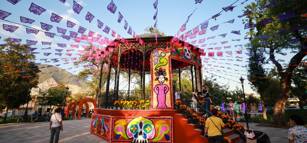 Celebran familias sampetrinas la vida y la memoria en festival “Celebrando la Eternidad”