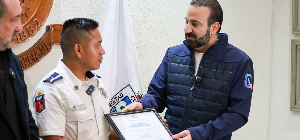 Reconoce San Pedro a policía por rescate de bebé y perrito en incendio