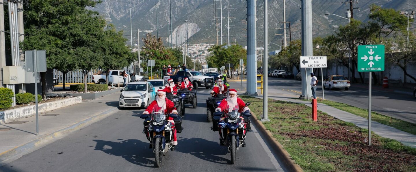 Se convierten Policías de San Pedro en Santa Clauses para llevar alegría a colonias