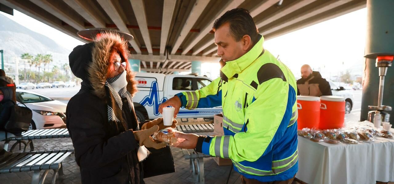Apoya San Pedro a sampetrinos en paradas de transporte ante bajas temperaturas