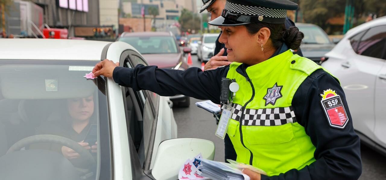 Concientiza Policía Vial de San Pedro sobre cultura vial en el marco del Día de San Valentín