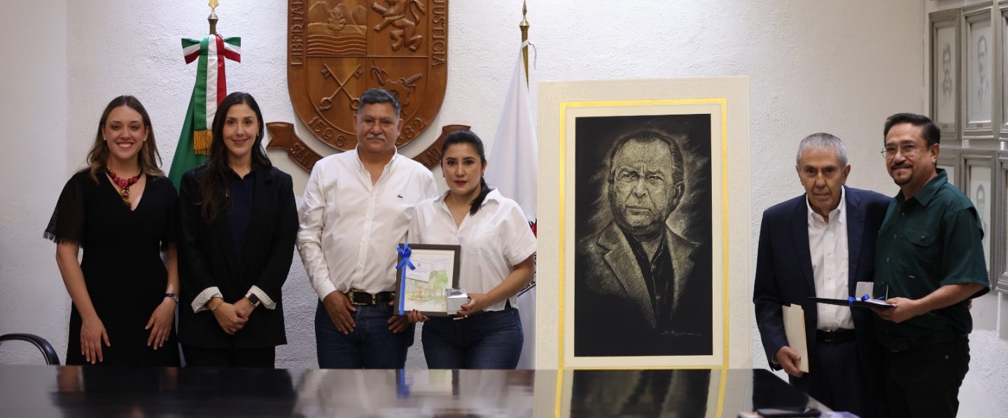 Recibe San Pedro retrato de Mauricio Fernández elaborado con la técnica tradicional de Olinalá, Guerrero 